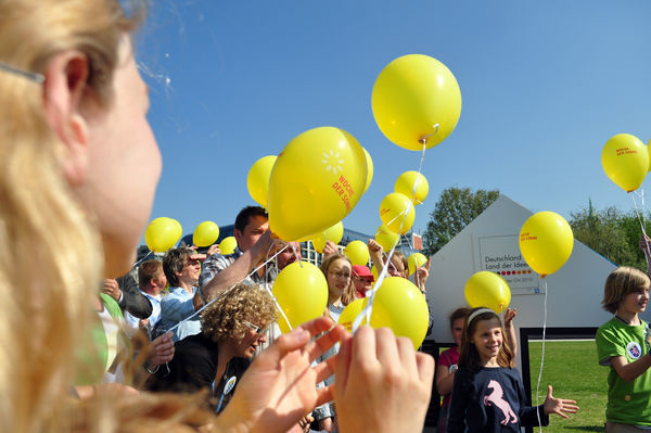 16 Solar-Familien kamen am 30. April 2010 in Berlin zusammen, um mit dem symbolischen Bau eines Solarhauses die Woche der Sonne 2010 zu eröffnen. - © Woche der Sonne / BBGK
