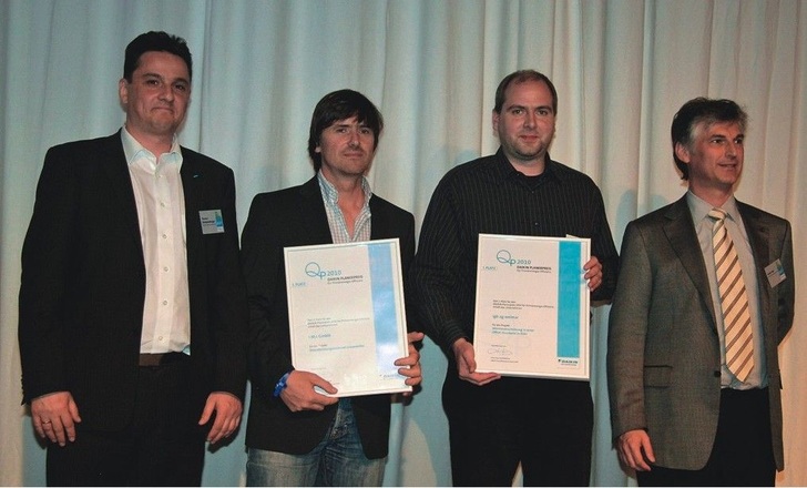 Managing Director Xavier Feys (rechts) und Regional Sales Manager Thomas Graupensberger (links), beide Daikin Airconditioning Germany, gratulieren den Gewinnern des Daikin ­Planerpreises Dipl.-Ing. Christian Donner von igb AG (2.v.r.) und Dipl.-Ing. Dieter Ochsenkühn, i.m.i. Ingenieurbüro.