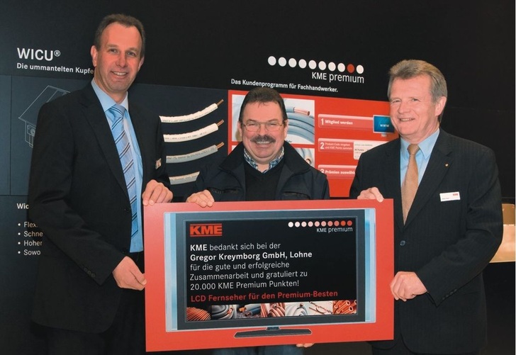 Gregor Kreymborg (Mitte) wurde auf der SHK Essen von Ulrich Stahl, Leiter der Technischen Kundenberatung bei KME (rechts) und KME-Vertriebsmitarbeiter Frank Dettmer mit einem LCD-Fernseher als zusätzliche KME-Premium-Punkteprämie ausgezeichnet. - © KME
 Gregor Kreymborg (Mitte) wurde auf der SHK Essen von Ulrich Stahl, Leiter der Technischen Kundenberatung bei KME (rechts) und KME-Vertriebsmitarbeiter Frank Dettmer mit einem LCD-Fernseher als zusätzliche KME-Premium-Punkteprämie ausgezeichnet.