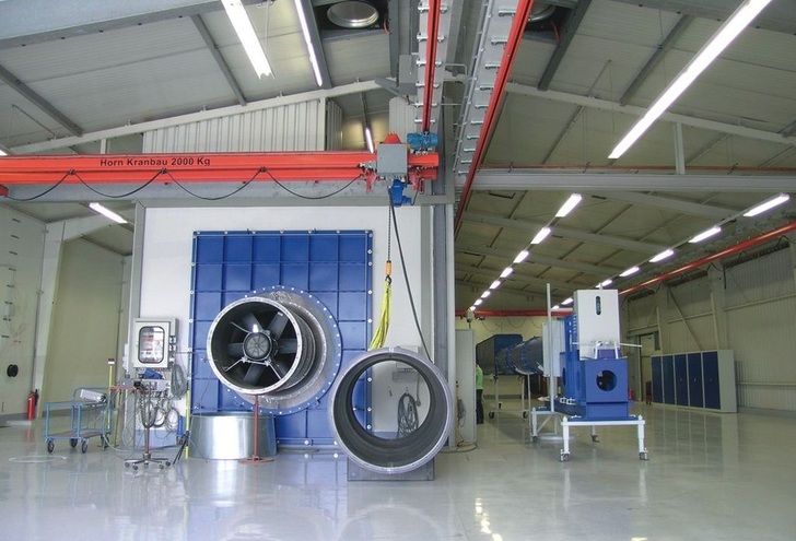 TLT-Turbo: Kammerprüfstand in der FuE-Abteilung zur Leistungsmessung an einem Axialventilator.