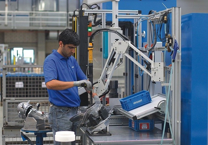 Ventilatorenfertigung bei ebm-papst. Die Unternehmensgruppe profitiert von der weltweit zunehmenden Bereitschaft, in „Grüne Technologien“ zu investieren.