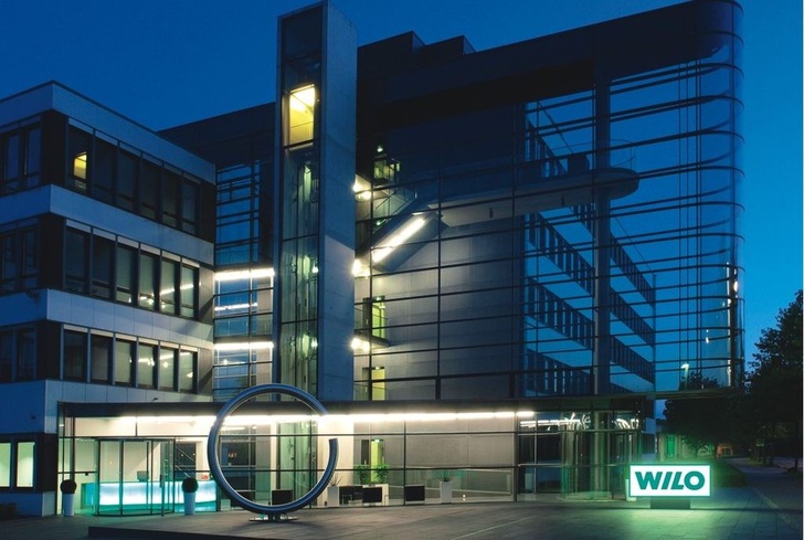 Wilo-Zentrale in Dortmund. Der weltweit führende Pumpen­hersteller hat die Wirtschaftskrise erfolgreich für die Umsetzung von Maßnahmen zur Effizienz- und Ertragsverbesserung genutzt. - © Wilo SE
