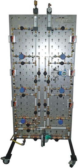 Frontansicht eines an der FH Münster realisierten ­Versuchsstands zum Funktionsnachweis einer über die Gebäudeautomation geregelten Bedarfsheizung.