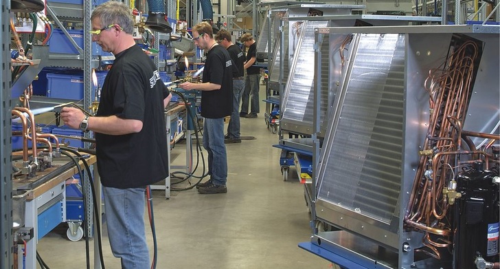 Wärmepumpenproduktion. Um die hohe Effizienz der Wärmeerzeuger ab Werk auch auf den Energiezählern der Nutzer ­abzubilden, ist eine Qualitätssicherung über die gesamte Wertschöpfungskette erforderlich: Von der Anlagenkonzeption und ­Planung über die Installation bis hin zur Einweisung und Betriebsüberwachung. Simulationsrechnungen zeigen allerdings, dass schon bei der Entscheidungsvorbereitung die VDI-Richtlinie 4650 unter heutigen und künftigen Einsatzbedingungen für Luft-Wasser-Wärmepumpen zu optimistische Jahresarbeitszahlen berechnet.