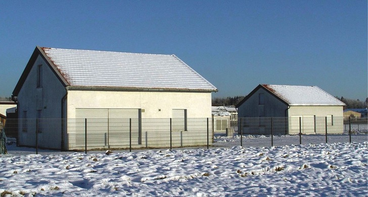 In einer Langzeit-Vergleichsmessung wurde der Energieverbrauch von zwei baugleichen, unbewohnten Einfamilienhäusern — eines mit Geniax, eines mit konventionellen Thermostatventilen — parallel untersucht.