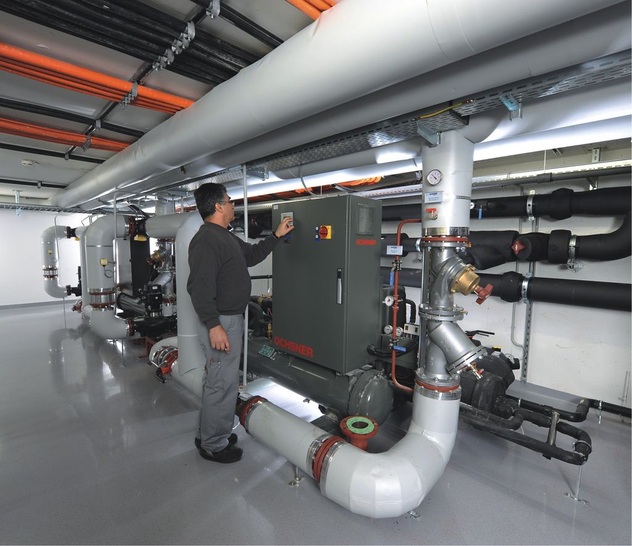 Großwärmepumpen decken einen großen Teil des Heiz- und Kühlbedarfs im Power Tower.