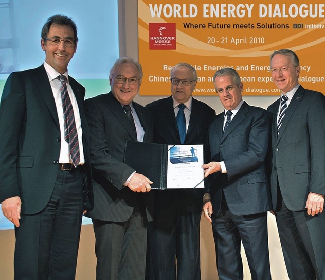 Verleihung des „Energy Efficiency Award“ (v.l.): Stefan Kohler, ­Geschäftsführer der dena; Manfred Greis, Generalbevollmächtigter der Viessmann Werke; Rainer Brüderle, Bundesminister für Wirtschaft und Technologie; S.E. Claudio Scajola, Wirtschaftsminister der Republik Italien; Dr. Werner Schnappauf, Hauptgeschäftsführer des BDI.