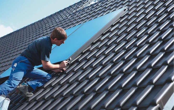 Montage eines Solarkollektors. 2009 stieg bei der Vaillant Group der Umsatz mit Produkten, die Umweltenergie oder erneuerbare Energien nutzen, um 15 %.