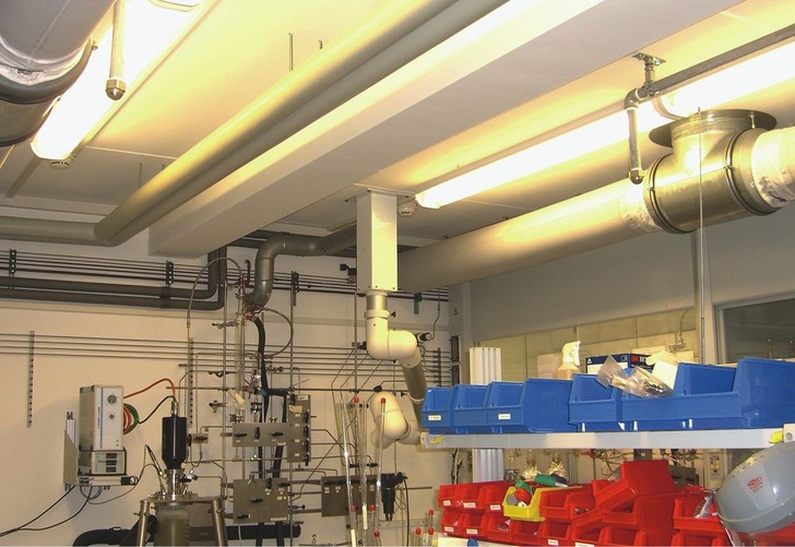 Laborbereich im Institut für Polymerforschung. Das Brandschutzkonzept kombiniert leistungsfähige Meldertechnik mit einer „intelligenten“ Gaslöschanlage.