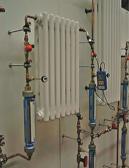 Messanordnung im Labor. In der Praxis wird lediglich der Entlüftungsstopfen ersetzt und der Absolutdruck im Heizkörper gemessen.
