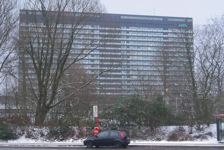 Bild 1 Das denkmalgeschützte Hochhaus der Asklepios Klinik aus der 1960er-Jahren wird seit 2006 schrittweise modernisiert. - © Häfele
