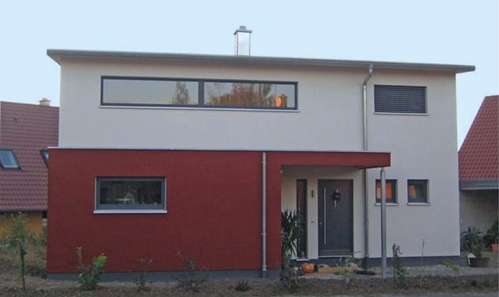 Bild 1 Einfamilienhaus mit Flächentemperierung zum Heizen und zum passiven Kühlen über einen Erdwärmeabsorber und zum aktiven Kühlen über eine umschaltbare Luft/Wasser-Wärmepumpe. - © Uponor
