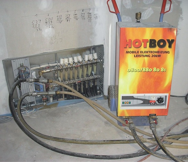 Hotmobil: Funktionsheizen einer Fußbodenheizung mit einem Hotboy.
