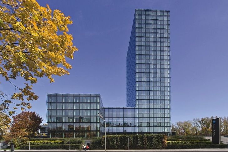 Das Hochhaus des Süddeutschen Verlags in München ist als erstes Bürogebäude in Deutschland mit einem LEED1)-Zertifikat in Gold ausgezeichnet worden. Die Verlags-Zentrale hat mit ihrem konsequent durchdachten Klima- und Energiekonzept vor allem im Bereich Energie- und Wassereffizienz überzeugt.
