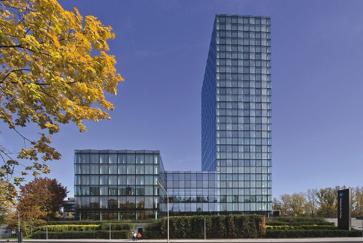 Das Hochhaus des Süddeutschen Verlags in München ist als erstes Bürogebäude in Deutschland mit einem LEED<sup>1)</sup>-Zertifikat in Gold ausgezeichnet worden. Die Verlags-Zentrale hat mit ihrem konsequent durchdachten Klima- und Energiekonzept vor allem im Bereich Energie- und Wassereffizienz überzeugt. - © Michael Volkmann, München
