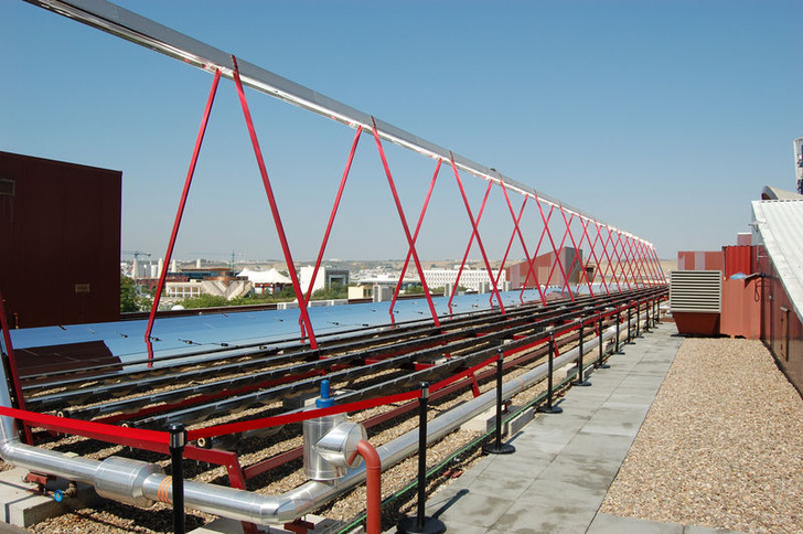 Mirroxx Fresnelkollektor auf dem Dach der Universität von Sevilla/Spanien. Der Kollektor liefert Prozesswärme bei 180 °C und treibt damit eine 2-stufige Absorptionskältemaschine zur solaren Kühlung des Universitätsgebäudes an.