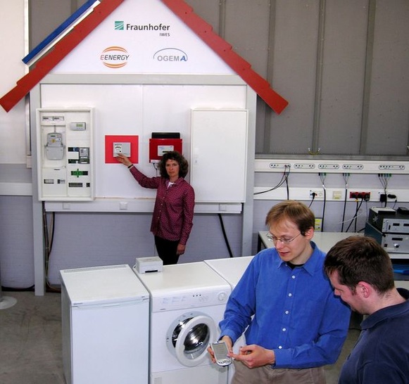Über ein mobiles Display programmieren die Forscher den Start der Waschmaschine. - © Fraunhofer IWES
