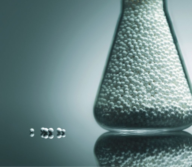 Zeolith ist ein keramikähnliches, kristallines Mineral aus Aluminiumoxid und Siliziumoxid. Es kommt ­natürlich in der Umwelt vor, kann aber auch synthetisch hergestellt werden. Zeolith ist ungiftig, ökologisch unbedenklich und nicht brennbar. Und sehr vielseitig ­einsetzbar, u.a. als Sorptionsmittel in einer thermisch angetriebenen GasWärmepumpe.