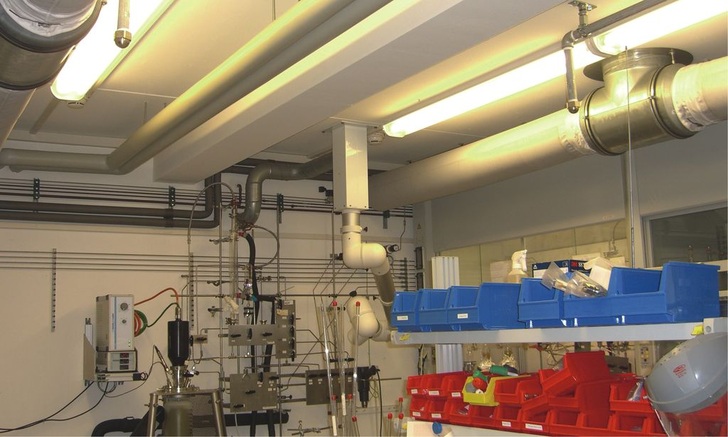 Bild 1 Laborbereich im Institut für Polymerforschung. Hier wird auch mit leicht entzündlichen technischen Gasen gearbeitet. Das Brandschutzkonzept kombiniert leistungsfähige Meldertechnik mit einer „intelligenten“ Gaslöschanlage.