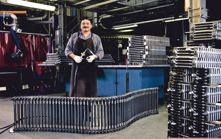 Modernste Fertigungsverfahren und individuelle Handarbeit stehen bei Zehnder nicht im Widerspruch: Der Gliederheizkörper Charleston wird auch in vielen Sonderformen gewinkelt oder gebogen hergestellt. - © Zehnder
 Modernste Fertigungsverfahren und individuelle Handarbeit stehen bei Zehnder nicht im Widerspruch: Der Gliederheizkörper Charleston wird auch in vielen Sonderformen gewinkelt oder gebogen hergestellt.