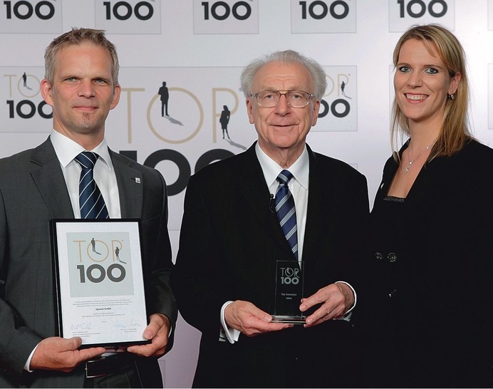 Lothar Späth (Mitte) überreicht die Auszeichnung TOP 100 an Thomas Gillig und Michaela Hetzel. - © Uponor
