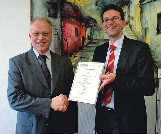 Übergabe des Zertifikats: Dr. Michael Schröder, Leiter Forschung und Entwicklung von Roth Industries (links), und Sören Scholz, Leiter der Zertifizierungsstelle von DIN Certco. - © Roth Werke
 Übergabe des Zertifikats: Dr. Michael Schröder, Leiter Forschung und Entwicklung von Roth Industries (links), und Sören Scholz, Leiter der Zertifizierungsstelle von DIN Certco.