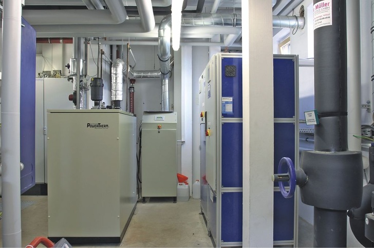 Konsequentes „Downsizing“ bei der Auslegung des KWKK-Systems sowie strategisch dimensionierte Pufferspeicher führen trotz fast erreichtem Passivhausstandard zu Laufzeiten von rund 5000 h/a. - © Yazaki
 Konsequentes „Downsizing“ bei der Auslegung des KWKK-Systems sowie strategisch dimensionierte Pufferspeicher führen trotz fast erreichtem Passivhausstandard zu Laufzeiten von rund 5000 h/a.