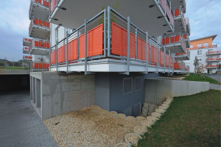 Bild 1 Fortluftbauwerk für vier Luft/Wasser-Wärmepumpen mit schallschluckendem Schotterbett über das auch ausfallende Feuchtigkeit versickern kann.