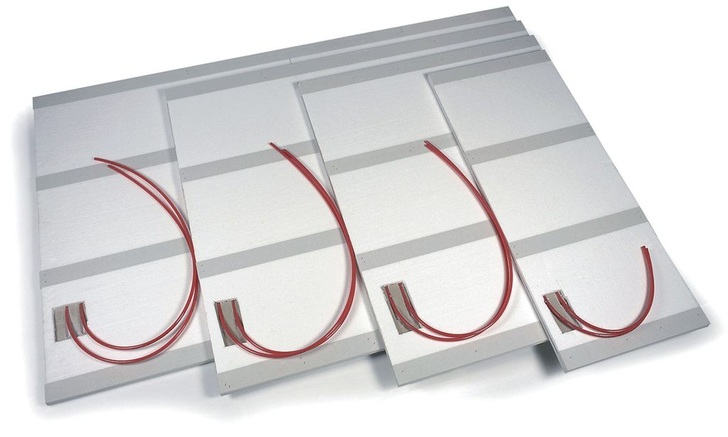 Rehau: Strahlungsheiz- und -kühldeckenelemente mit einkonfektionierten Rohren.