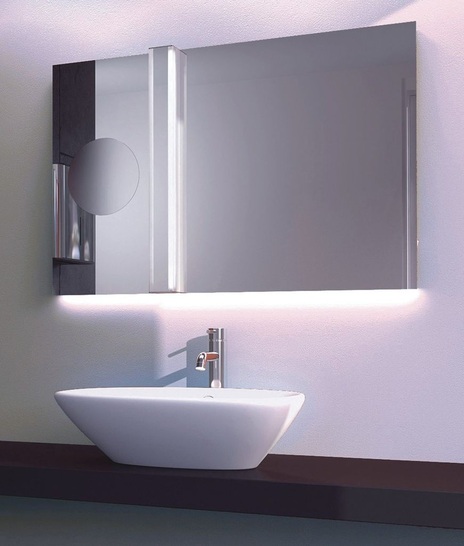 Emco Bad: Lichtspiegelprogramm mit stilvollen Leucht­elementen und bündig integriertem Vergrößerungsbereich.