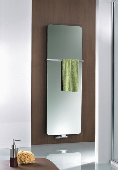 HSK: Designheizkörper Softcube mit abgerundeter Spiegelfront.