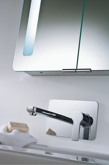 HSK: Eine der neuen Waschtischarmaturen aus der Softcube-Designwelt und der jetzt auch um 5 auf 12,5 cm tiefen­reduzierte Softcube-Spiegelschrank mit Aluminiumkorpus. - © HSK

