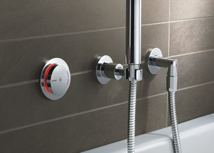 Viega: Die Bedieneinheit der Multiplex Trio E kann jetzt auch frei an der Wand platziert werden. - © Viega
 Viega: Die Bedieneinheit der Multiplex Trio E kann jetzt auch frei an der Wand platziert werden.