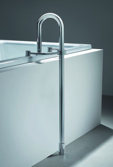 Kaldewei: Pool-Griff als Ein- und Ausstieg und Handtuchaufnahme. - © Kaldewei
 Kaldewei: Pool-Griff als Ein- und Ausstieg und Handtuchaufnahme.