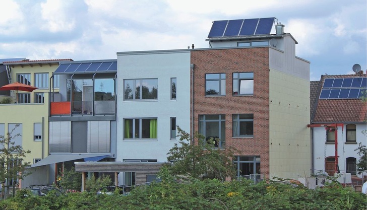 1 Solartechnik auf Wohngebäuden wird zunehmend zum Standard, ist aber eine Investition auf Zeit. - © JV
