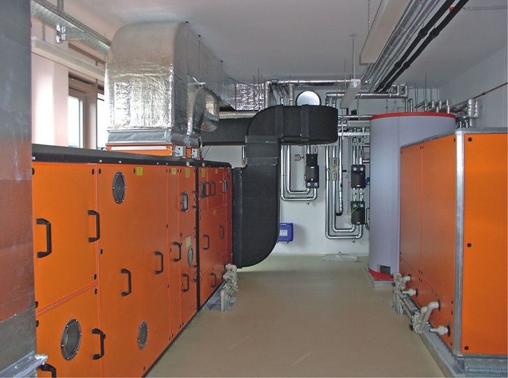 1 Das sorptionsgestützte Klimagerät im Solar Info Center Freiburg nutzt Solarwärme zur Luftentfeuchtung. - © Menerga
