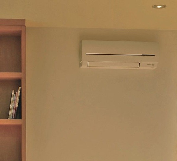 Mitsubishi Electric: Wandhängendes Kompaktgerät mit geringer Kühl- und Heizleistung.