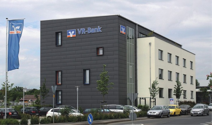 1 Vom Möbelhaus zum Finanz-Center: Die Volks- und Raiffeisenbank e.G. Schweinfurt-Land überzeugt nach dem Umbau mit einem extrem niedrigen Gesamtenergieverbrauch.