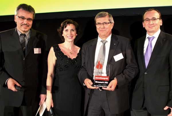“Innovationspreis Wärmemarkt 2010“ (v.l.): Hans-Henning Manz (Brennstoffspiegel), Rommy Arndt (Moderatorin), Dr. Klaus Lück (Weishaupt) und Prof. Dr. Christian Küchen (IWO). - © UNITI
 “Innovationspreis Wärmemarkt 2010“ (v.l.): Hans-Henning Manz (Brennstoffspiegel), Rommy Arndt (Moderatorin), Dr. Klaus Lück (Weishaupt) und Prof. Dr. Christian Küchen (IWO).