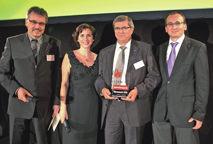 “Innovationspreis Wärmemarkt 2010“ (v. l.): Hans Henning Manz (Brennstoffspiegel), Rommy Arndt (Moderatorin), Dr. Klaus Lück (Weishaupt) und Prof. Dr. Christian Küchen (IWO). - © UNITI
