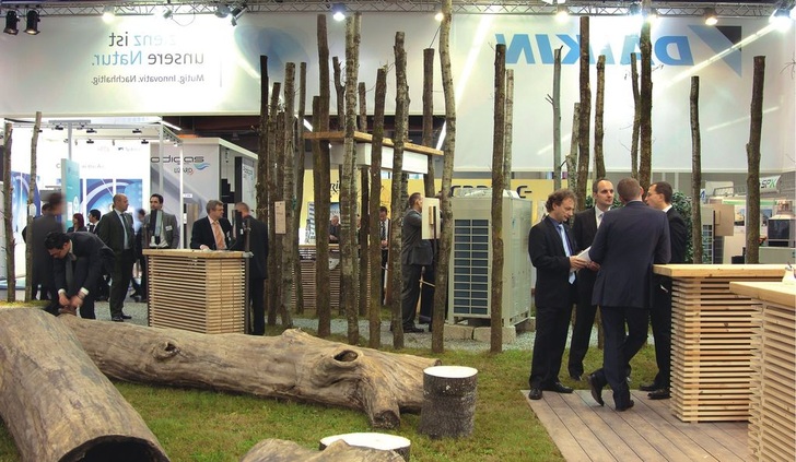 Hohe Aufmerksamkeit für das Chillventa-Standkonzept von Daikin Airconditioning Germany: Unter dem Motto „Effizienz ist unsere Natur“ wurden die einzelnen Standteile von der Natur „geliehen“ und nach der Messe an die Natur zurückgegeben. - © Daikin
 Hohe Aufmerksamkeit für das Chillventa-Standkonzept von Daikin Airconditioning Germany: Unter dem Motto „Effizienz ist unsere Natur“ wurden die einzelnen Standteile von der Natur „geliehen“ und nach der Messe an die Natur zurückgegeben.