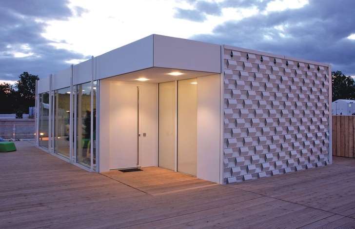 Abb. 1 Das „Wohnhaus der Zukunft“ der Hochschule Rosenheim beim Solar Decathlon Europe in Madrid. Die Zig-zag-Fassade als variabler Sonnenschutz ist eine Eigenentwicklung der Hochschule Rosenheim. - © Oliver Pausch
