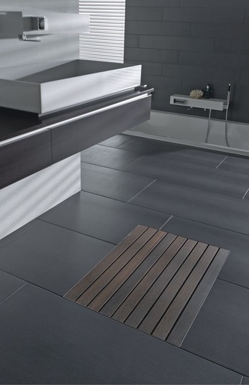 ACO ShowerDrain Walk-in mit Stegrost aus geöltem Hartholz.