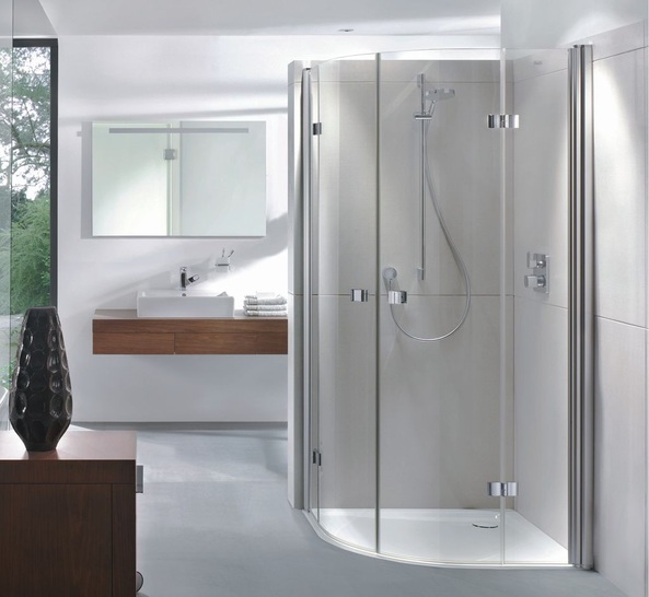 Roth: Viertelkreisausführung der Echtglasdusche Laguna Maxi Wave. - © Roth Werke
 Roth: Viertelkreisausführung der Echtglasdusche Laguna Maxi Wave.