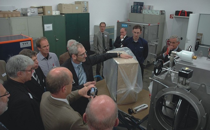 Vorführung zum Filterwechsel in RLT-Anlagen für hochsensible Bereiche.