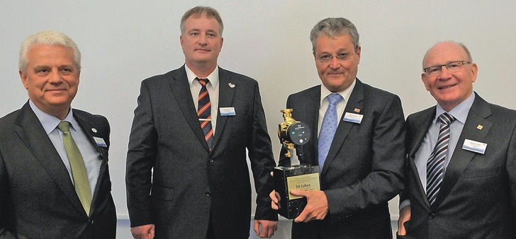 Verleihung der goldenen Alpha2 (v.l.): Sören Sörensen, Vizepräsident der Grundfos Gruppe, Ralf Brechmann, Geschäftsführer der Grundfos GmbH, Manfred Stather, Präsident des ZVSHK und Niels Due Jensen, Chairman der Grundfos-Gruppe.