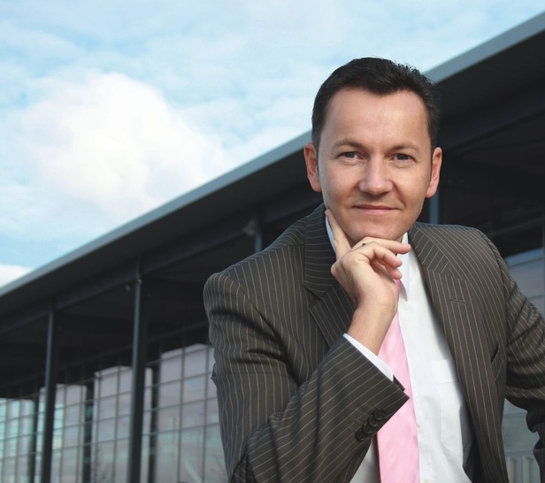 » Die Turbocor-Technologie und damit auch unser

Produkt Quantum ist in den letzten Jahren kontinuierlich

weiterentwickelt worden und konventionellen

Flüssigkeitskühlsätzen in Effizienz und

Wirtschaftlichkeit deutlich überlegen. « Andreas Eyd