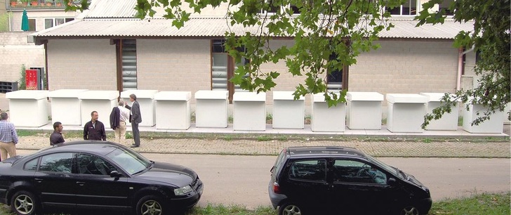 Abb. 1 Wärmepumpen werden bisher überwiegend in Ein- und Zweifamilienhäusern installiert. Inzwischen ist aber auch die Investitionsbereitschaft bei den Eigentümern von Nichtwohngebäuden gestiegen. Das Bild zeigt 13 Luft/Wasser-Wärmepumpen in Kaskade zur Beheizung einer Hotel- und Freizeitanlage in Lörrach (Quelle: Stiebel Eltron).