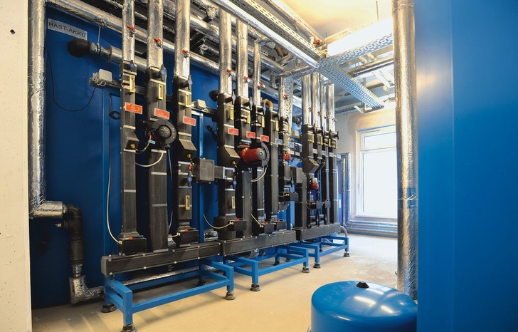 Abb. 1 Das Energie- und Speichermanagement HAST-AKKU im Senioren-Zentrum „Schöne Flora“ (siehe Kasten) kombiniert ein Blockheizkraftwerk, eine Luft/Wasser-Wärmepumpe, zwei Gas-Brennwertheizkessel und eine Trinkwassererwärmung mit Legionellenprävention zu einem besonders wirtschaftlichen multivalenten Wärmeerzeugungssystem.