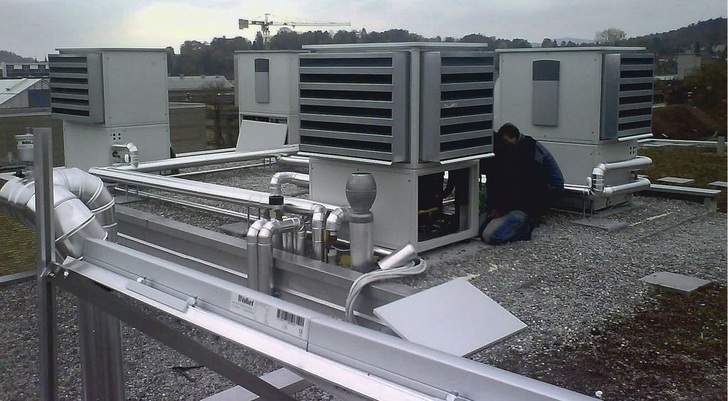 Abb. 1 Führt der Wärmepumpenbetrieb in der Nachbarschaft zu einer Überschreitung der Immissionsrichtwerte nach TA Lärm? Gegebenenfalls erforderliche zusätzliche Maßnahmen lassen sich schon im Vorfeld durch eine Schallprognose ermitteln.